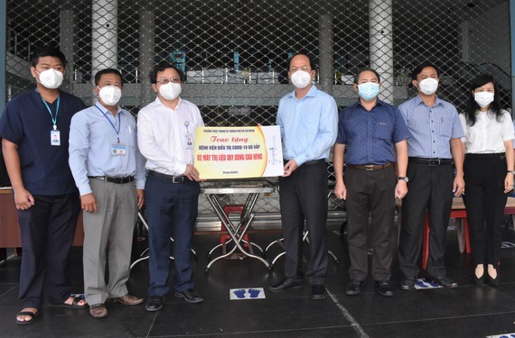 Deputy Party Secretary of HCMC visits, presents gifts to health clinics ảnh 1
