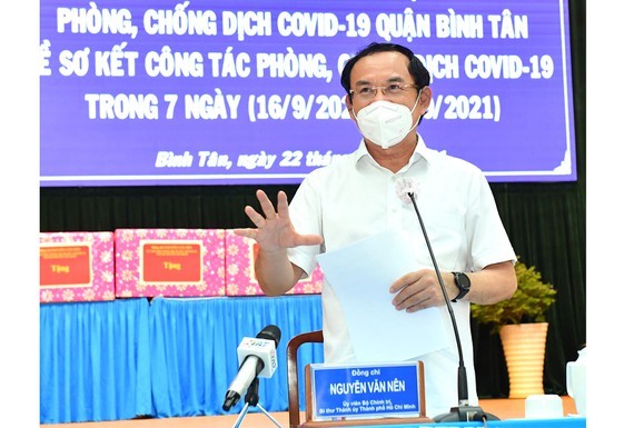 Vaccine is top factor for reopening plan: HCMC Party Chief ảnh 1