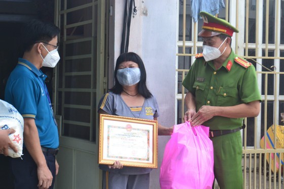 Kind-hearted persons share their Covid-19 support to poorer ones ảnh 3