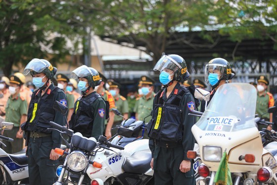 HCMC police launch campaign against criminals after restriction ease ảnh 6