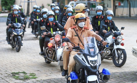 HCMC police launch campaign against criminals after restriction ease ảnh 7