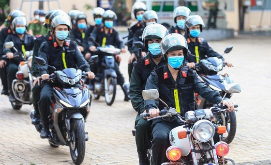 HCMC police launch campaign against criminals after restriction ease ảnh 10