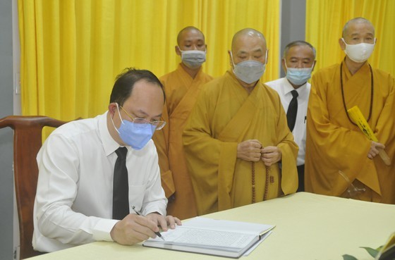 HCMC’s leaders visit memorial service for Most Venerable Thich Pho Tue ảnh 2