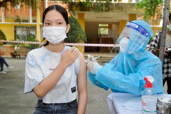 First students of Cu Chi District get vaccinated against Covid-19 ảnh 5