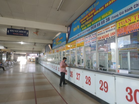 Trans-provincial transportation still faces difficulties due to pandemic ảnh 1