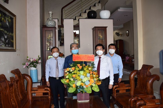 HCMC leaders send congratulations to teachers on Vietnamese Teachers' Day ảnh 9