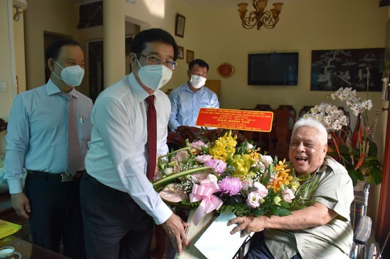 HCMC leaders send congratulations to teachers on Vietnamese Teachers' Day ảnh 10