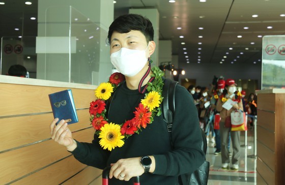 Phu Quoc welcomes first international tourists after reopening ảnh 4