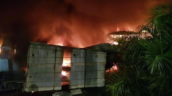 Blazing fire destroys 6,000-meter-square warehouse in Hanoi ảnh 3