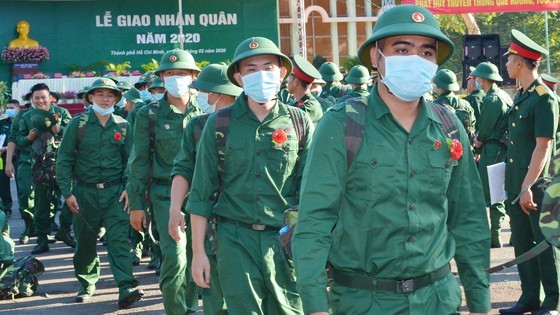 Young people in HCMC enthusiastically perform military services ảnh 2