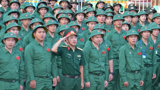 Young people in HCMC enthusiastically perform military services ảnh 4