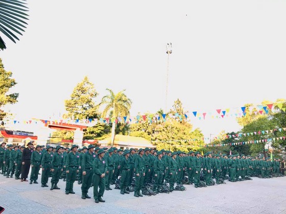 Young people in HCMC enthusiastically perform military services ảnh 6