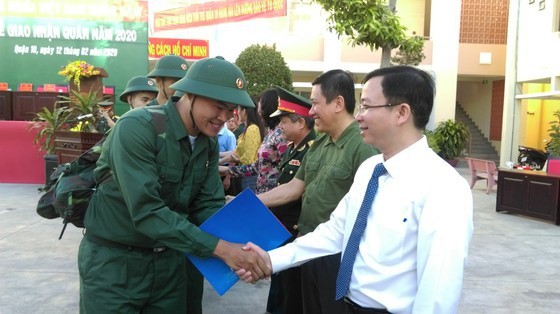 Young people in HCMC enthusiastically perform military services ảnh 8