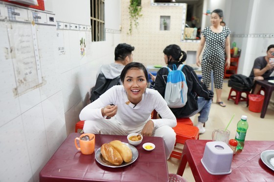 Miss Universe Vietnam discovers banh mi shops in HCMC ảnh 2