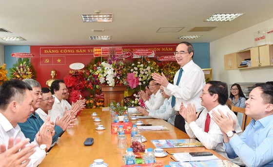 City Party Chief visits press agencies on Vietnam Revolutionary Press Day ảnh 1