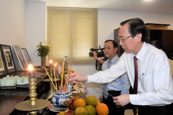 City leaders congratulate outstanding teachers on Vietnamese Teachers' Day ảnh 1