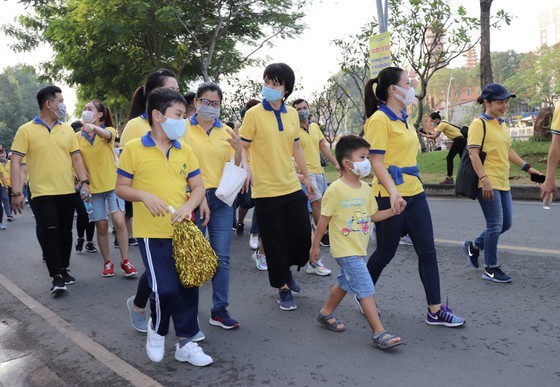 Over US$370,351 collected in charity walk for poor residents ảnh 1
