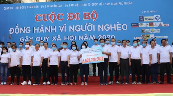 Over US$370,351 collected in charity walk for poor residents ảnh 2