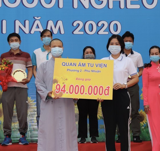 Over US$370,351 collected in charity walk for poor residents ảnh 4