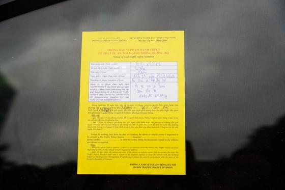 Hanoi drivers shocked at parking tickets on car windshields ảnh 1