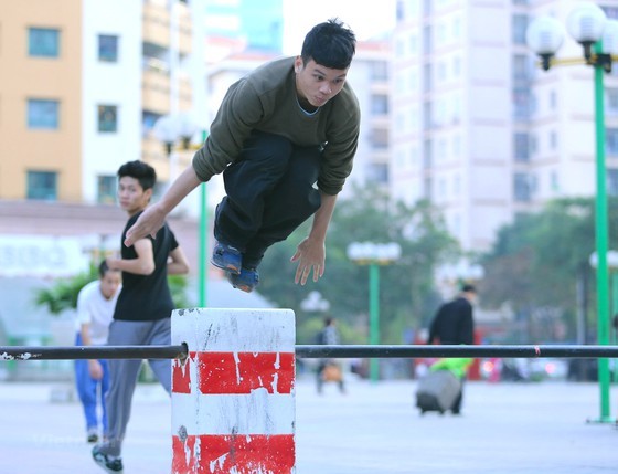 Street workout attracts young people in HCMC ảnh 1