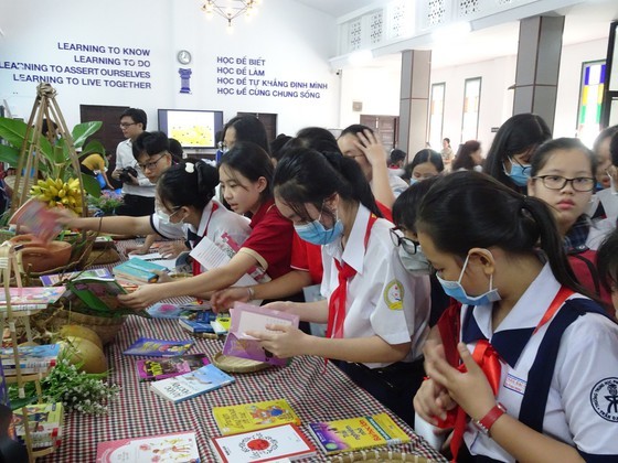 Book festival spreads human values amongst high schoolers ảnh 3