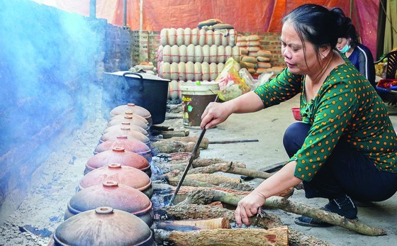 Vu Dai villagers start braising traditional fish for Tet holiday ảnh 1