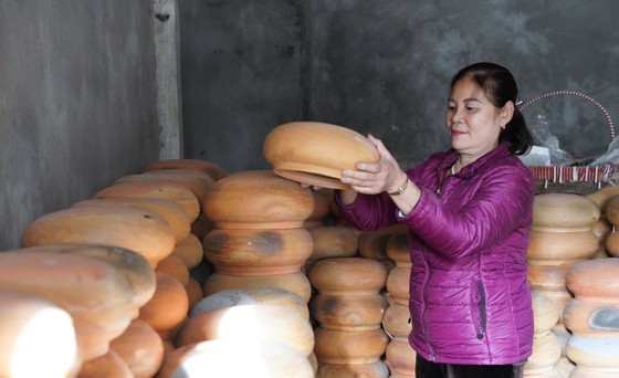 Vu Dai villagers start braising traditional fish for Tet holiday ảnh 4