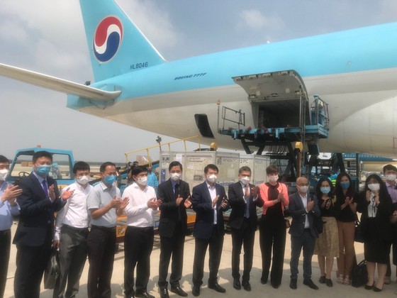 First 117,600 doses of Covid-19 vaccine arrive in Vietnam ảnh 1