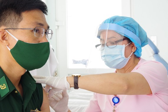 Border guards in Southwest Vietnam receive Covid-19 vaccine ảnh 1
