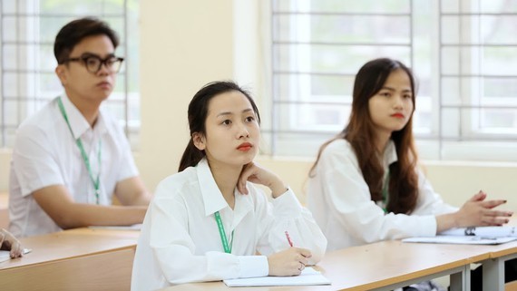 Candidates begin to apply for national high school graduation examination ảnh 1