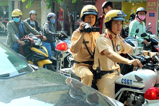 Traffic police work relentlessly to ensure traffic safety during national holidays ảnh 1