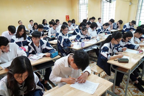 Ministry petitions for unchanging tuition fee to share financial burden with students ảnh 1