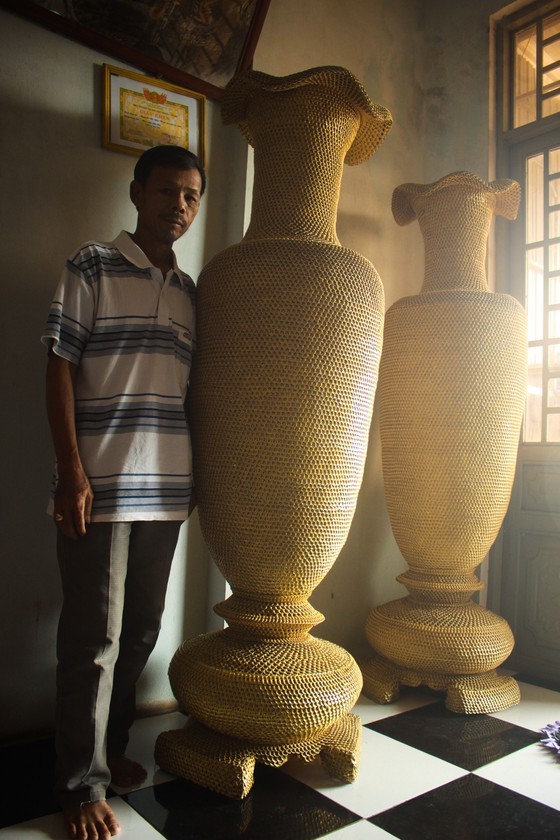 1.86m high vases made from 10 million can ring pulls ảnh 1