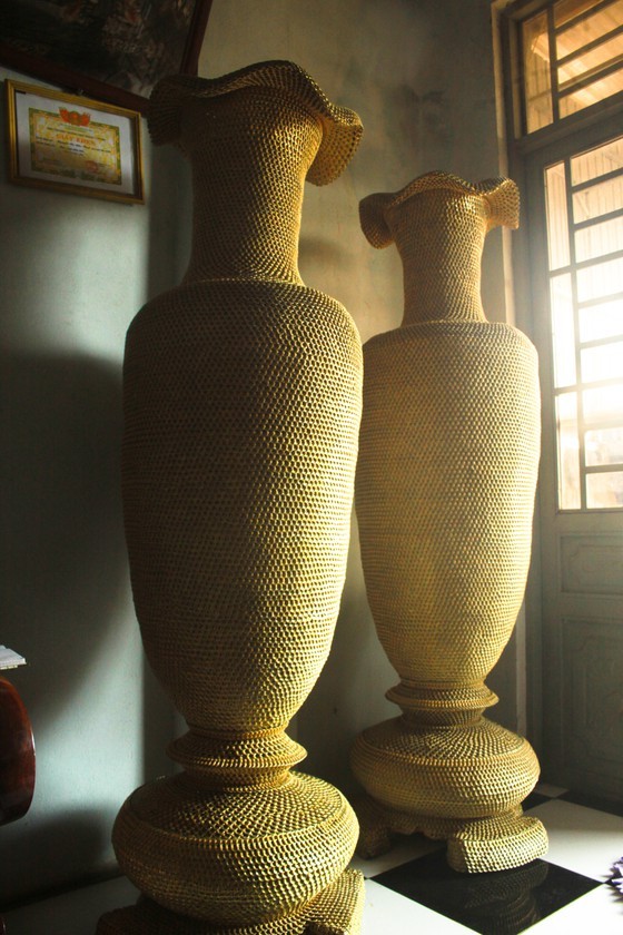 1.86m high vases made from 10 million can ring pulls ảnh 2