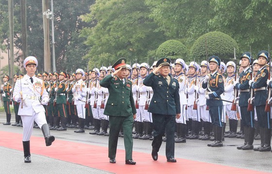 Vietnamese, Chinese defence ministers hold talks in Hanoi ảnh 1