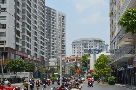 Rising high-rise apartments puts infrastructure under pressure in HCMC ảnh 1