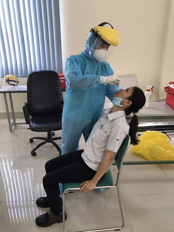 HCMC collects samples of workers in EPZs, IZs for tests of coronavirus ảnh 1