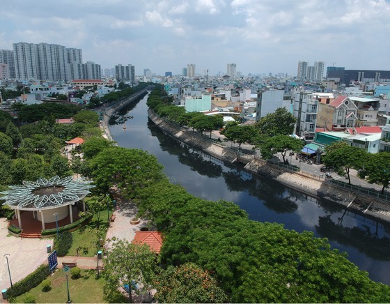 Harsh punishment imposed on owners of illegally-built temporary house along canals ảnh 1