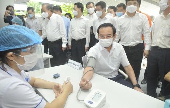HCMC’s largest-ever Covid-19 vaccination drive starts with 500 employees ảnh 1