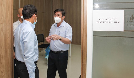 HCMC Chairman inspects Covid-19 vaccine administration ảnh 4