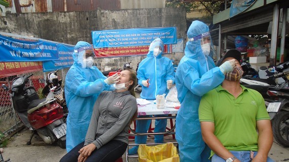 People should be alert to paid vaccine advertising on social media ảnh 1