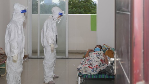 HCMC pilots home isolation for infected medical workers without symptoms ảnh 1