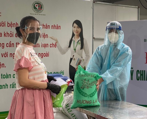Hospital gives free vaccine, rice for pregnant women ảnh 1