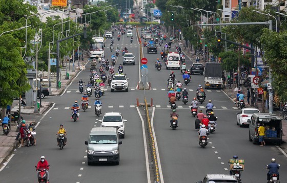 Streets in HCMC bustle again as social distancing restrictions eased ảnh 2