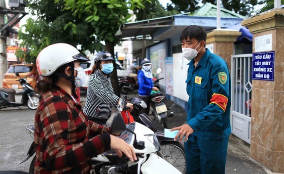 Streets in HCMC bustle again as social distancing restrictions eased ảnh 5