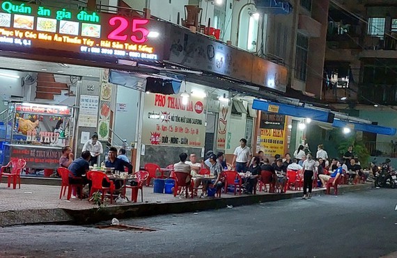 HCMC allows food, beverage shops to open until 10 pm piloting sales of alcoholic drinks ảnh 1