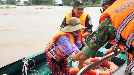 18 people lose lives in flooding in South Central and Central Highlands regions of Vietnam ảnh 2