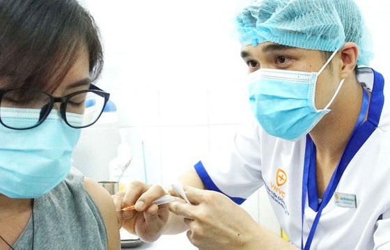 HCMC to start Covid-19 booster vaccination program this weekend  ảnh 1
