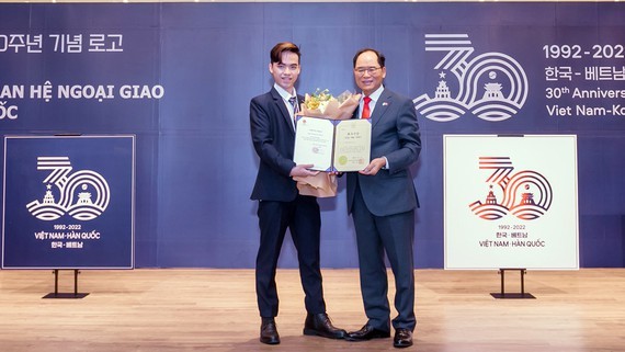HCMC student wins logo design award on 30th anniversary of Vietnam – RoK diplomatic ties ảnh 1